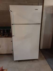 lot 360 image: White Westinghouse RefrigeratorFreezer Combo