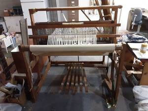 lot 367 image: Vintage Newcomb Studio Floor Loom With Thread & Accessories (1880-1930) X2371