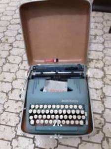 lot 371 image: Vintage Manual Typewriter