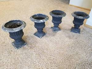 lot 87 image: Set of Resin Planters