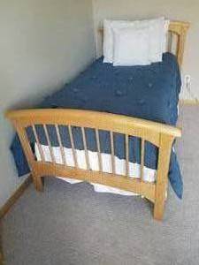 lot 39 image: Contemporary Twin Bed Set