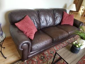lot 1 image: Luxurious Leather Sofa by Natuzzi