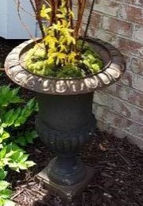 lot 18 image: Cast Iron Metal Garden Planter
