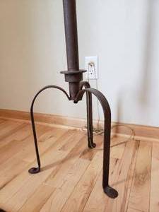 lot 48 image: Rustic Iron Standing Floor Lamp