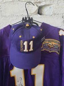lot 4 image: DAUNTE CULPEPPER SIGNED Vikings Jersey and Baseball Cap