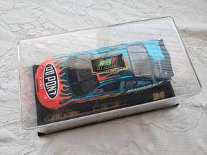 lot 108 image: JEFF GORDON 124 Die Cast #24 Dupont Chevrolet