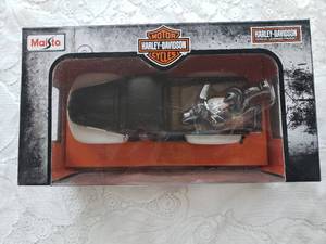 lot 121 image: Maisto 124 Die Cast 1948 Ford F-1 Pickup with 1948 Harley Davidson FL Panhead