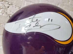 lot 3 image: Autographed DAUNTE CULPEPPER NFL Helmet