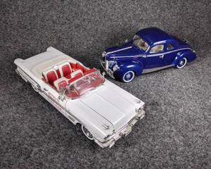 lot 11 image: Die Cast Models - 1968 Pontiac Bonneville and 1940 Ford Sedan