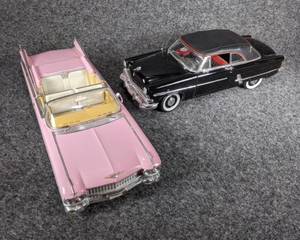 lot 12 image: Die Cast Models - 1958 Cadillac Eldorado Biarritz and 1953 Ford Crestline Sunliner
