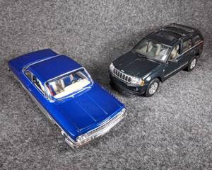 lot 17 image: Die Cast Models - 1962 Chevrolet Bel Air and 2005 Jeep Grand Cherokee