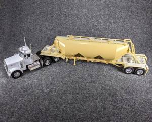 lot 76 image: Peterbilt Semi with Trailer