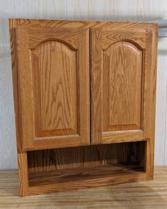 lot 114 image: Oak Bathroom Cabinet