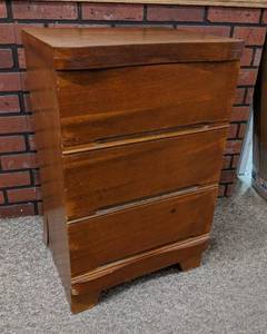lot 5 image: 3-Drawer Night Stand