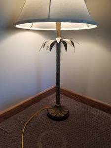 lot 101 image: Fun Tropical Table Lamp