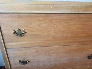lot 32 image: Traditional 4 Drawer Dresser