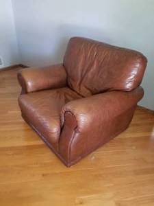 lot 6 image: Luxurious Leather Chair