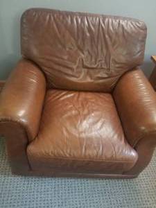 lot 43 image: Comfortable Leather Chair