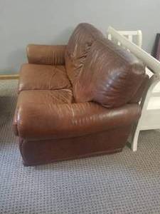 lot 7 image: Comfortable Leather Loveseat
