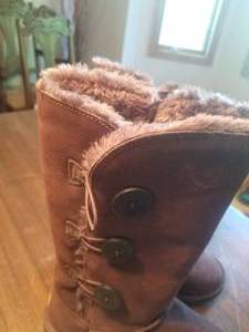 lot 40 image: Pair of UGG Boots Womens 8
