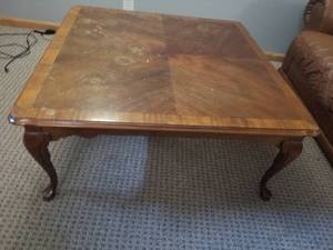 lot 51 image: Elegant Inlaid Coffee Table