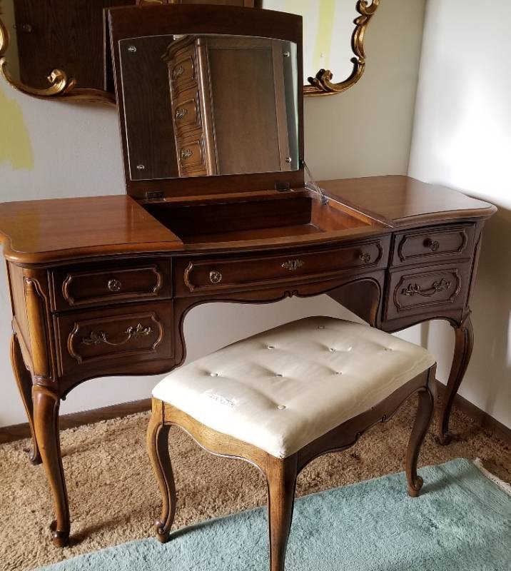 thomasville vanity dressing table