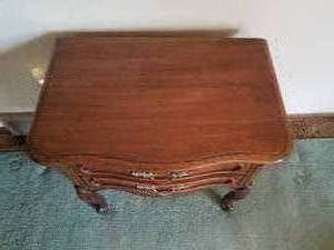 lot 52 image: Thomasville 2 Drawer Nightstand