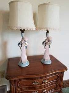 lot 70 image: Vintage Chalkware Table Lamps with Daisies and Bows