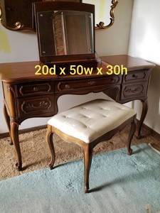 lot 54 image: Thomasville Dressing Table vanity with Bench