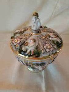 lot 40 image: Capomidonte Lidded Vanity Jar
