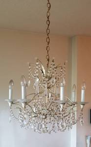 lot 7 image: Sparkling Crystal Prism Chandelier