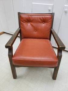 lot 131 image: Stylish Mid-Century Modern Chair with Orange leather Cushions