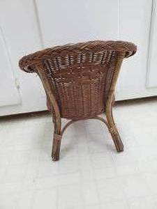 lot 28 image: Childs Darling Wicker Porch Chair