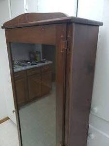 lot 152 image: Rustic Oak Gun Cabinet