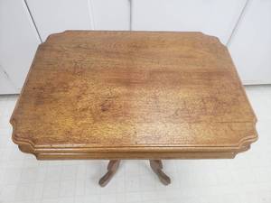 lot 115 image: Lovely East Lake Parlor Table