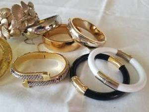 lot 101 image: Vintage Bangle Bracelet Collection  9 Bracelets