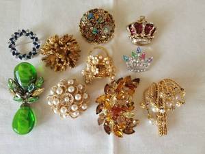 lot 102 image: Designer Signed Vintage Brooch Collection
