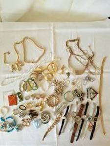lot 109 image: 64 Piece Vintage Jewelry Collection plus Jewelry Box