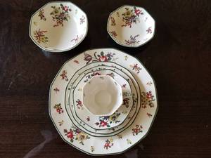 lot 88 image: Royal Doulton Old Leeds Spray China Service