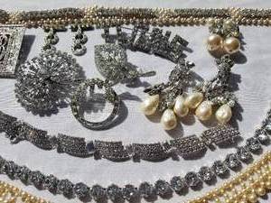 lot 104 image: Sparkling Rhinestones and Pearl Jewelry Collection