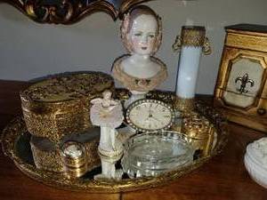 lot 98 image: Hollywood Regency Vanity Set and Dcor