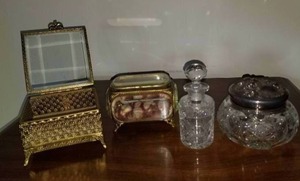 lot 99 image: 4 Piece Vanity Collection