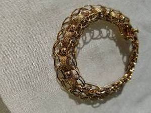 lot 35 image: Vintage 14K Yellow Gold Charm Bracelet