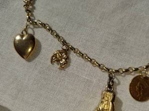 lot 36 image: Pretty Vintage Gold Charm Bracelet with 7 Charms