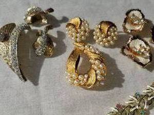 lot 108 image: Vintage Collection of Earring and Brooch Sets with Bracelet