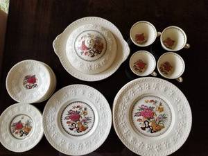 lot 84 image: Wedgwood Wellesley Bullfinch China Service