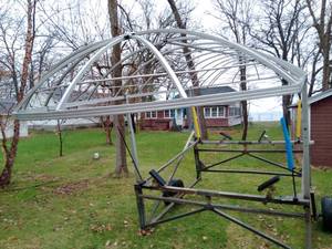 lot 3 image: Newman Manufacturing 2500 lb. 96 width lift with 24 canopy frame. Model 2596.