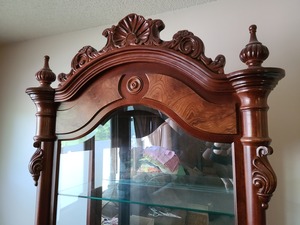 lot 4 image: Beautiful Dark Wood And Glass Display Cabinet