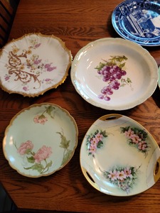 lot 6 image: Fun Assortment Of 12 Decorative Plates
