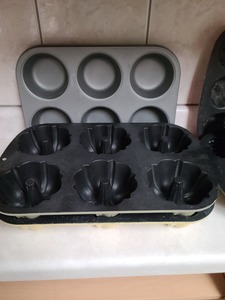 lot 8 image: Large Lot of Assorted Bakeware